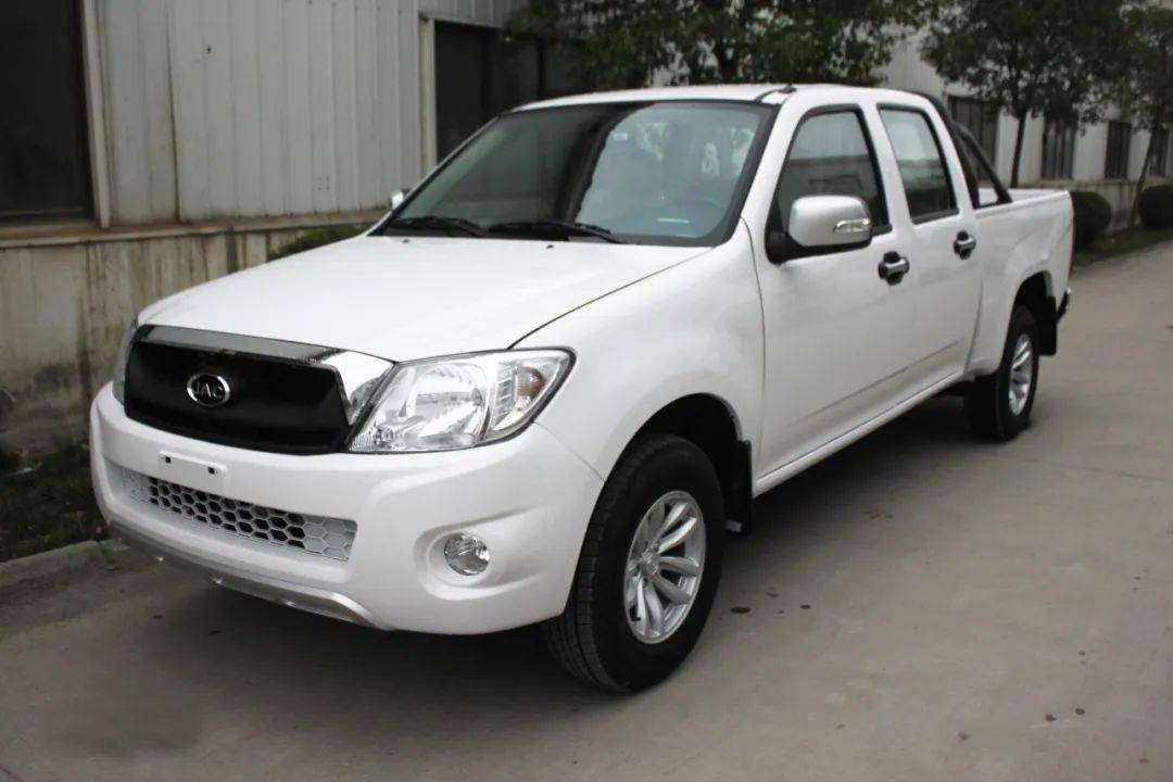 瑞玲皮卡由江淮安驰生产,于2008年上市,底盘来自江淮瑞风,动力总成有