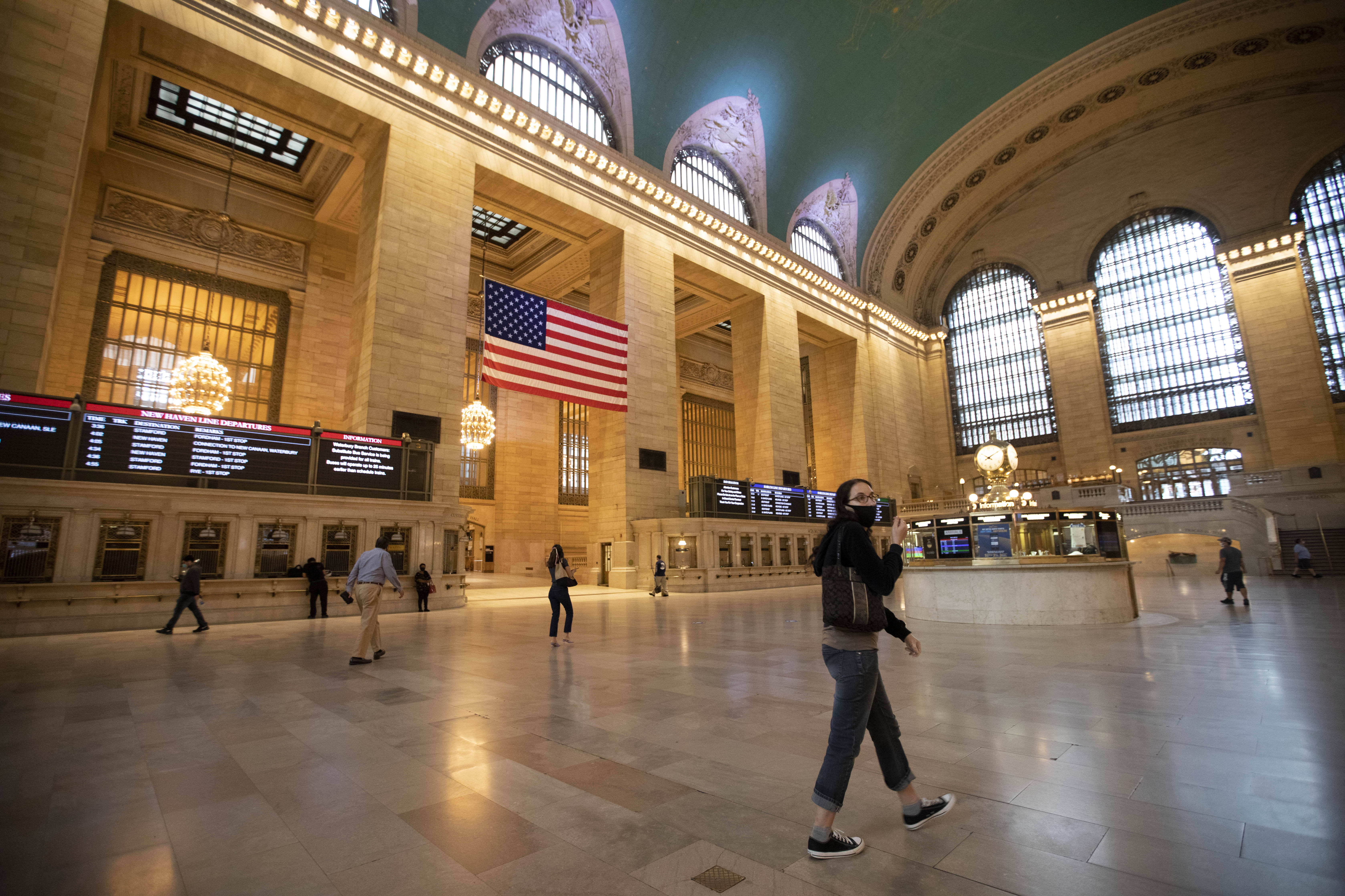 7月8日,美国纽约中央车站内乘客稀少