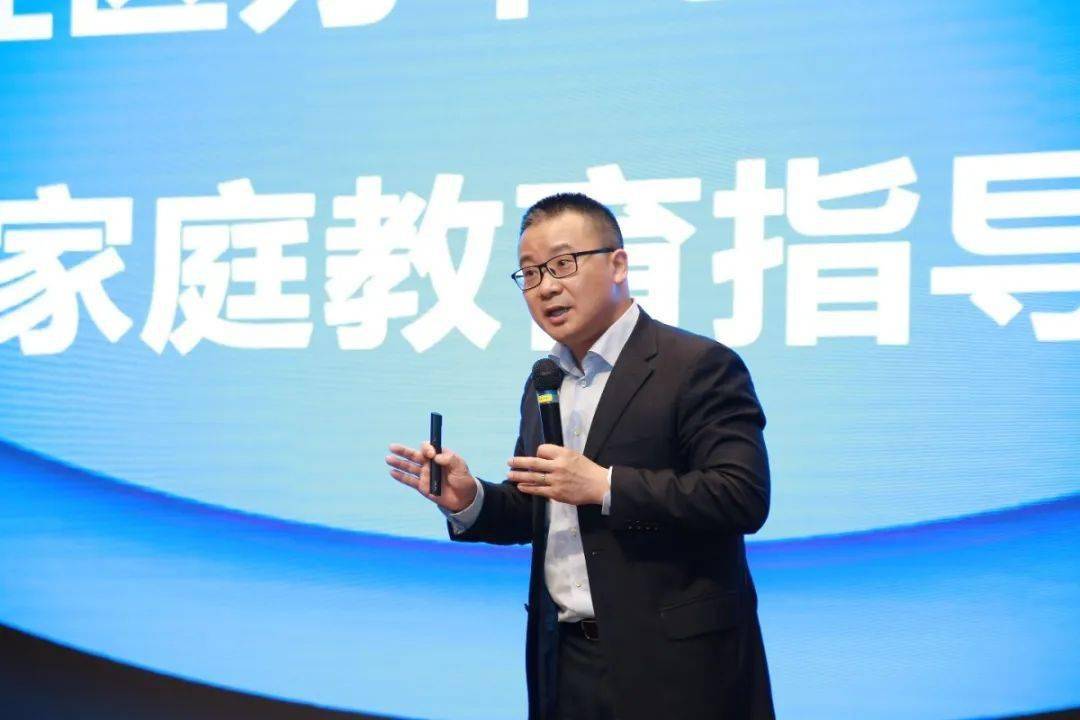 三个试点社区负责人参加了授牌仪式,殷飞老师就该项目内容做了全面的