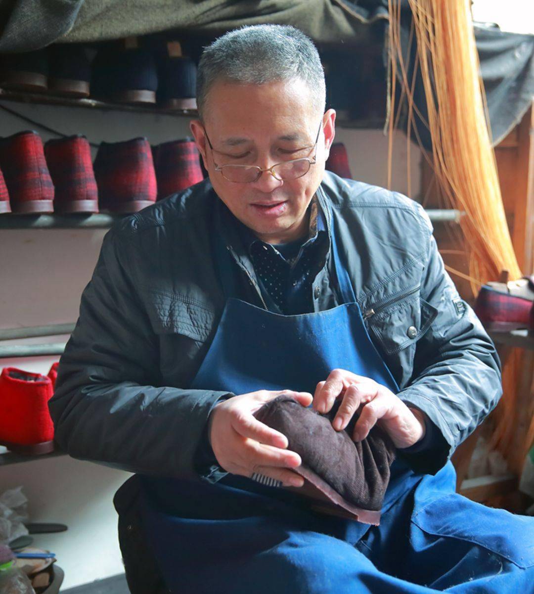 即往鞋内塞入楦头,进行最后一道主要工序进行楦鞋.