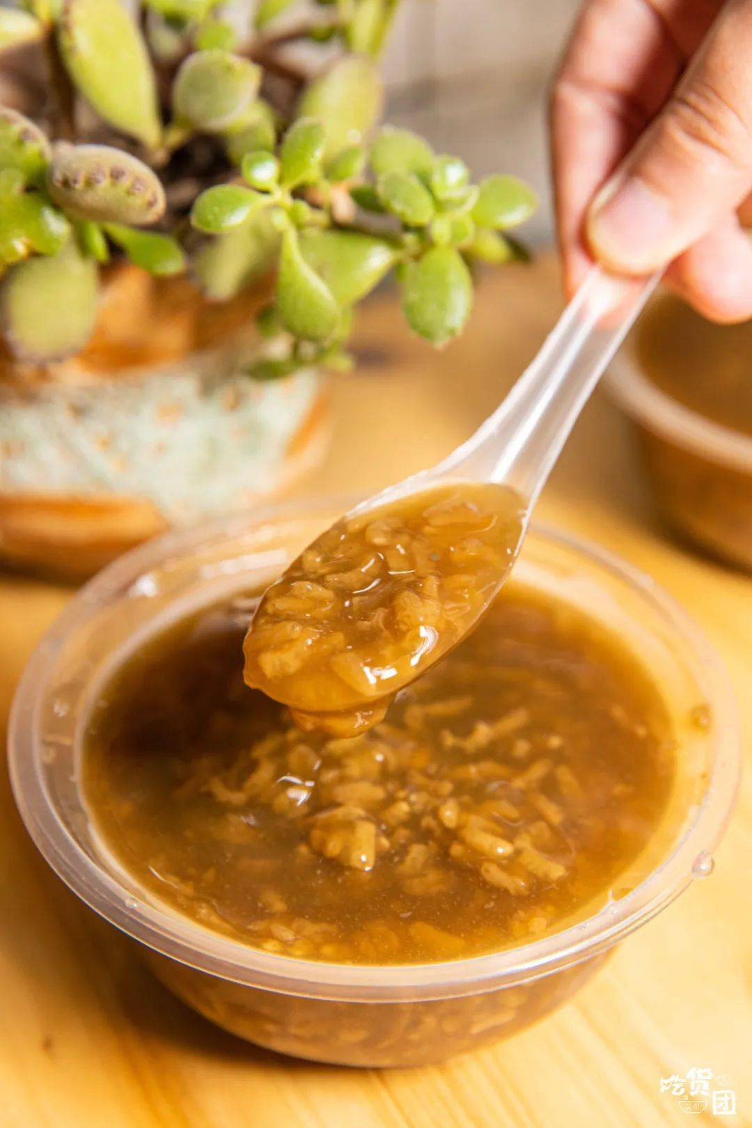 冰稀饭十足得软糯,用勺子轻轻搅动,粘稠却不沾勺, 入口冰冰凉凉,甜