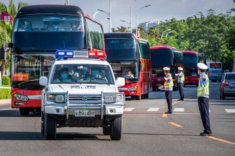 7月7日上午,梅州公安交警警车护送考生大巴到考点.摄影:何志林