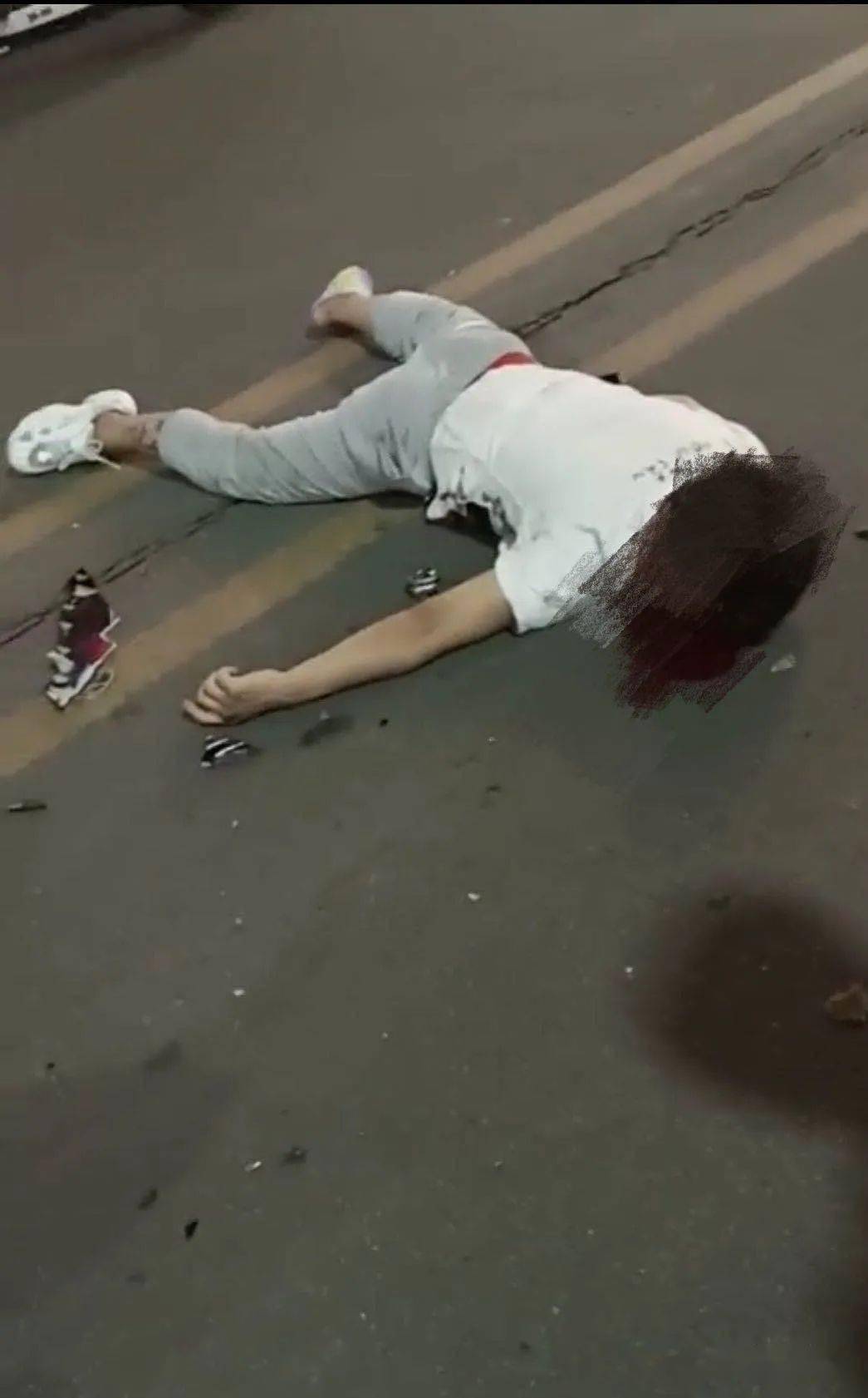 凌晨陆丰东海两摩托车发生碰撞两男子倒地