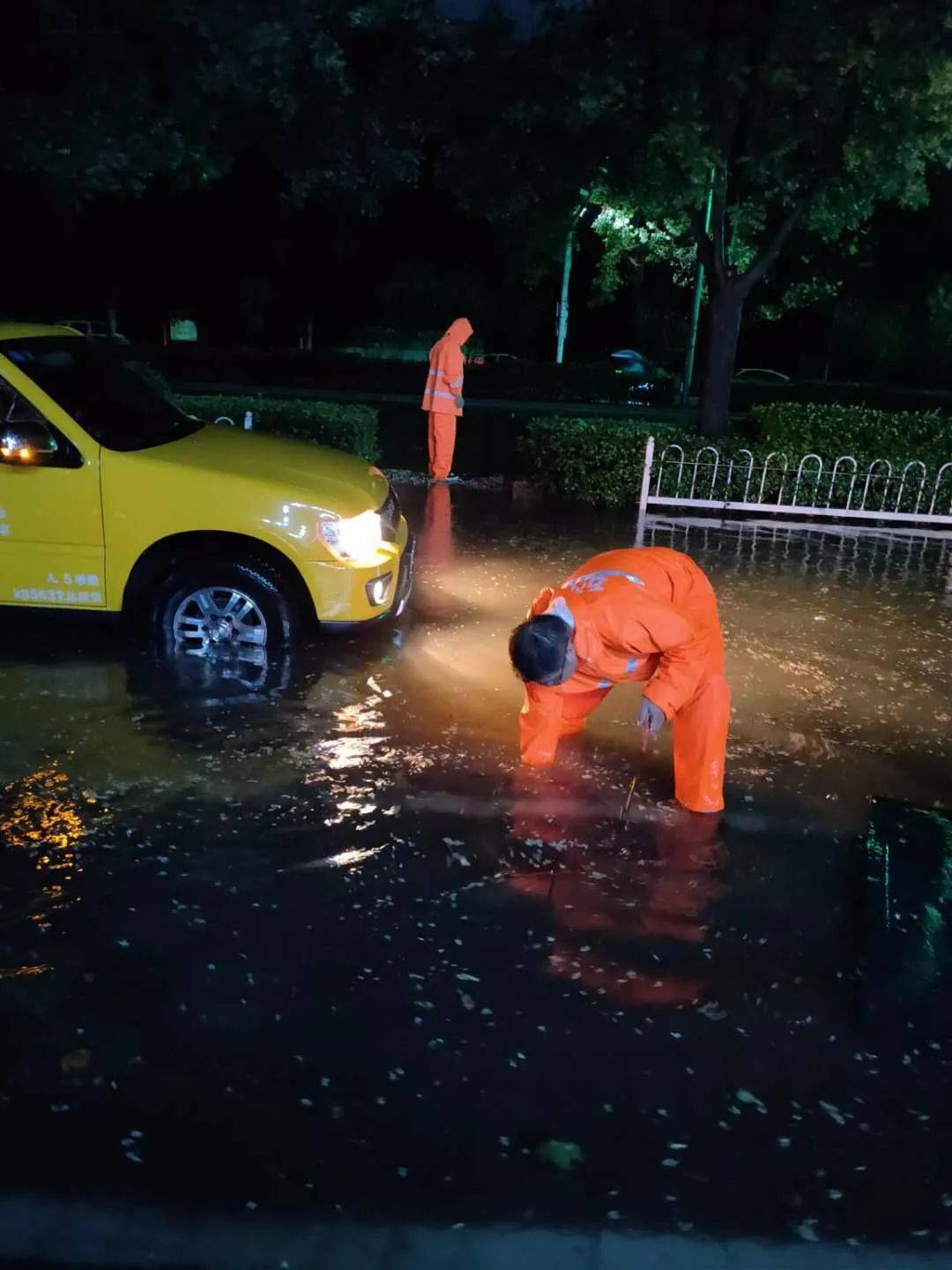 深夜 雨中坚守的城管人