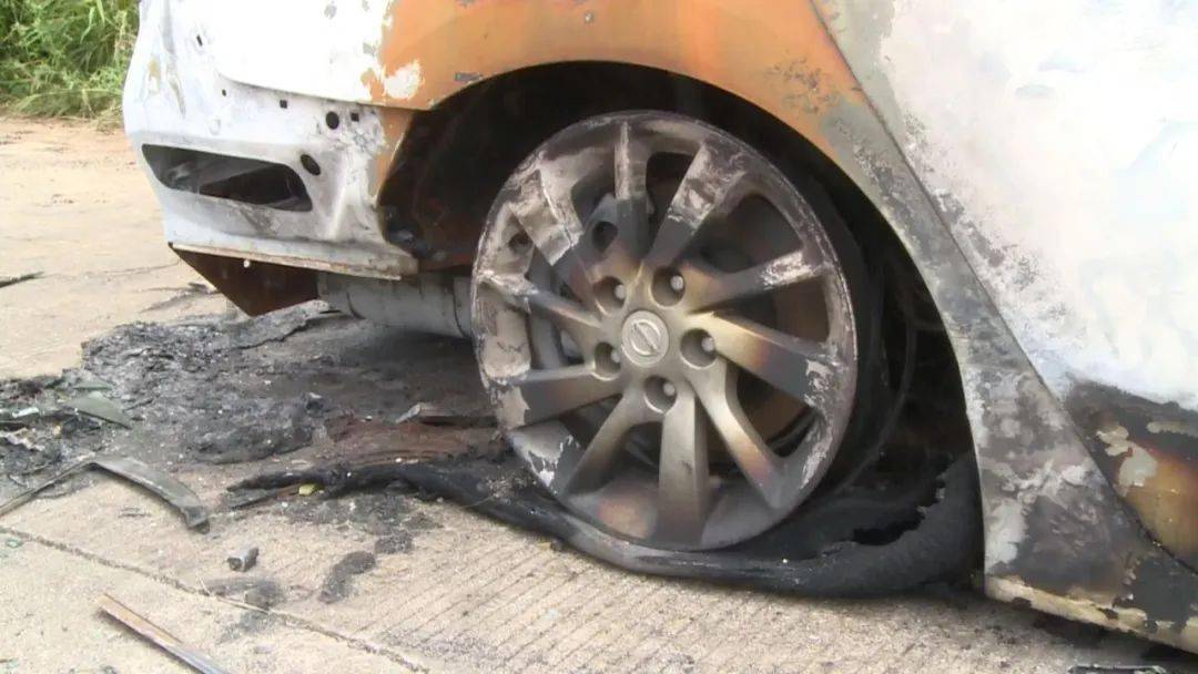 凌晨轿车起火调查人员火眼金睛看出蹊跷