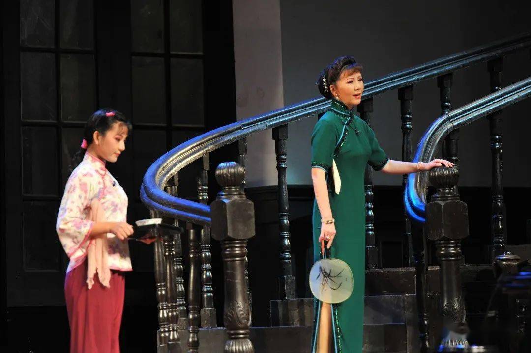 12 19:15上海越剧院《孟丽君》孟丽君:忻雅琴皇甫少华:王柔桑皇帝