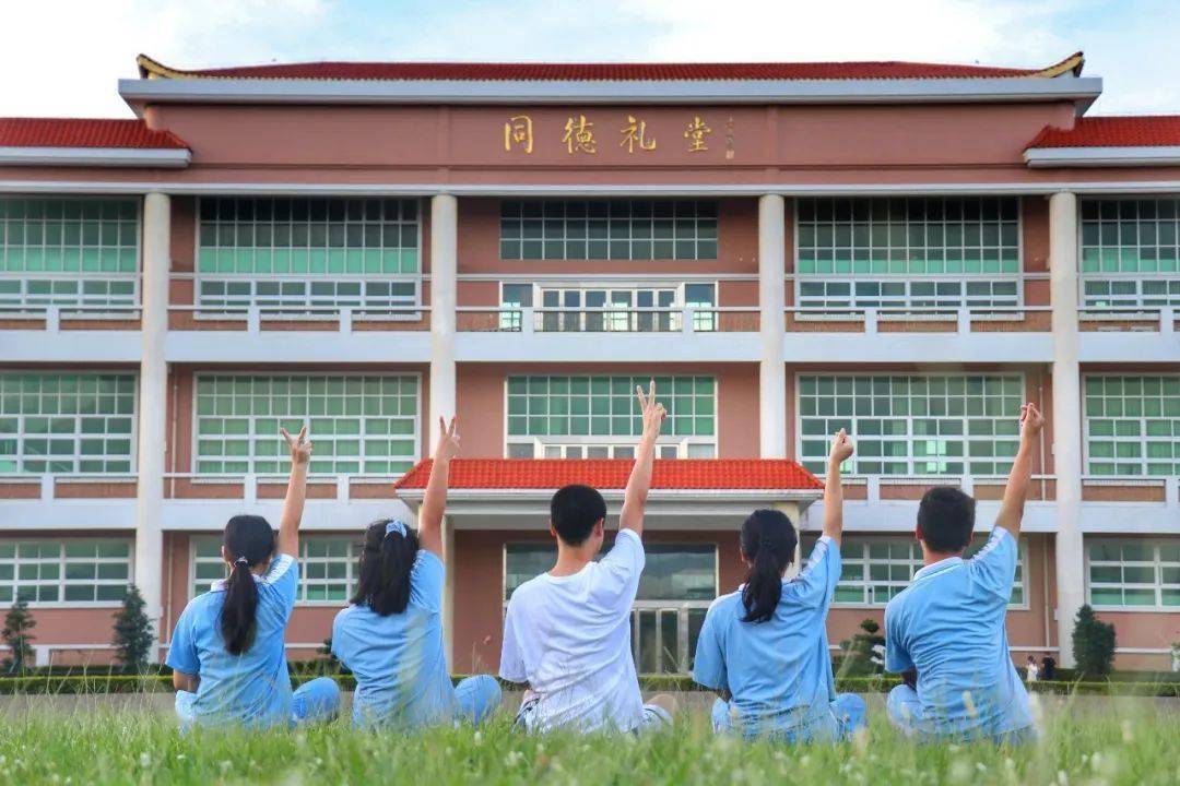 温馨的高考,真情的陪伴--金堡中学