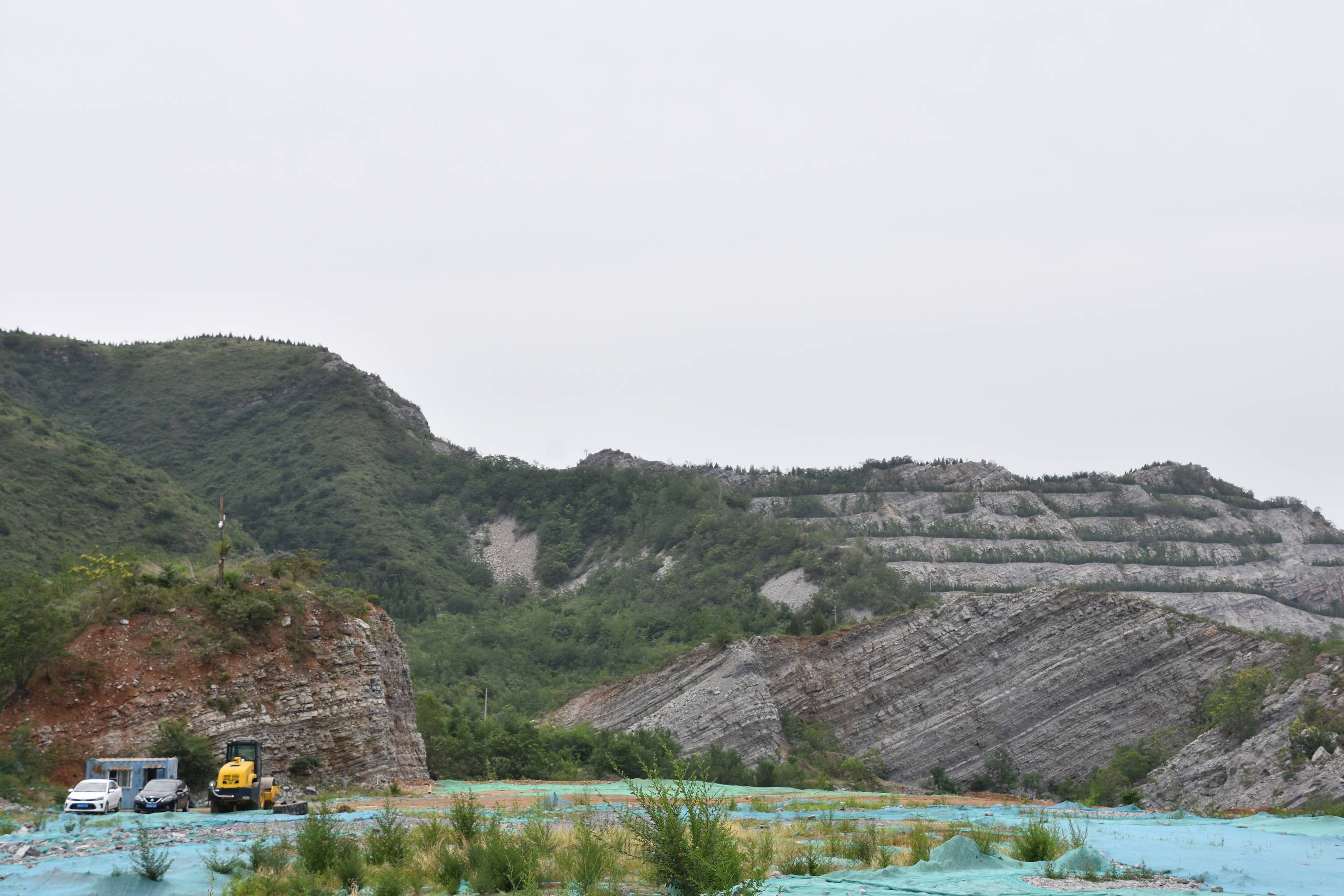 这是蓟州伊甸园生态教育国际示范区项目计划修复的矿山(6月17日摄)