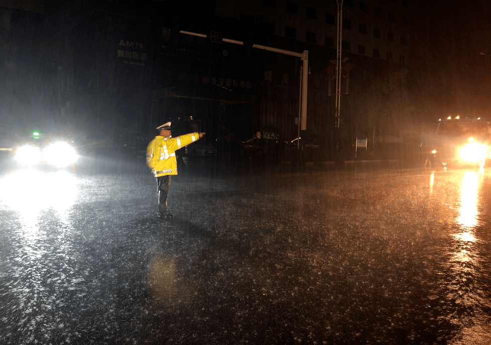 暴雨洪水中的逆行者谢谢你们