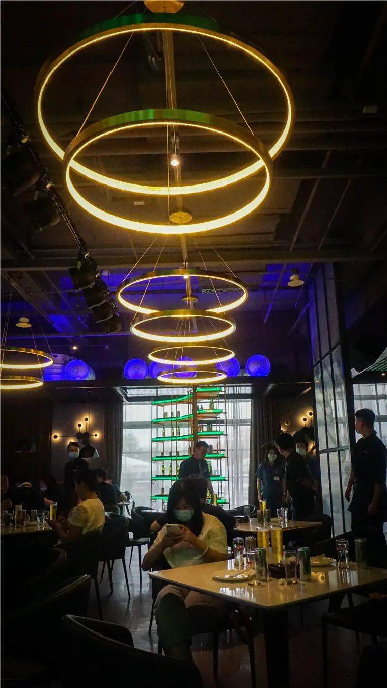 完善的功能分区,让tsingtao纯生酒吧满足不同的社交场景