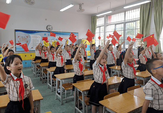 南宁市云景路小学各班学生在教室共唱红色歌曲.