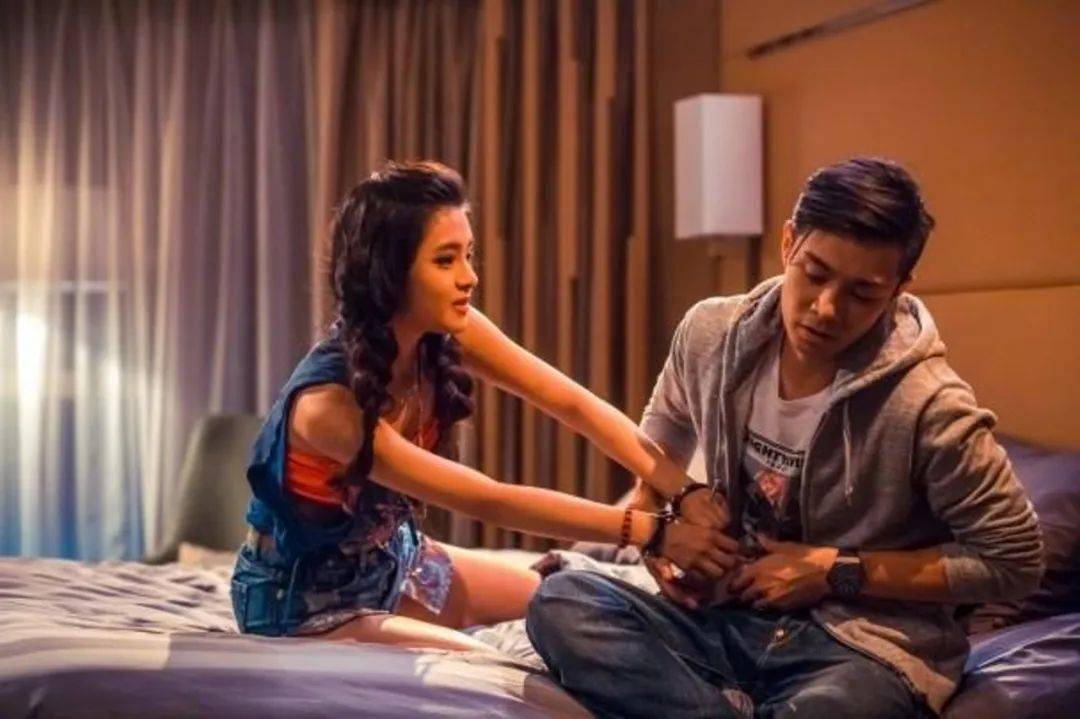 kabby在《小姐诱心》骚汹在引诱周柏豪,当时的大胆牀戏,令人相当深刻