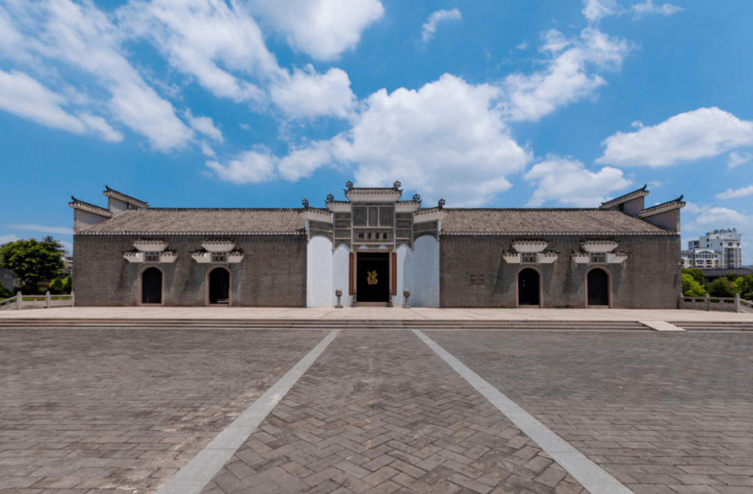 遊覽鬱孤臺,八境臺,贛州古城牆,中午在五龍客家風情園用午餐,餐後遊覽