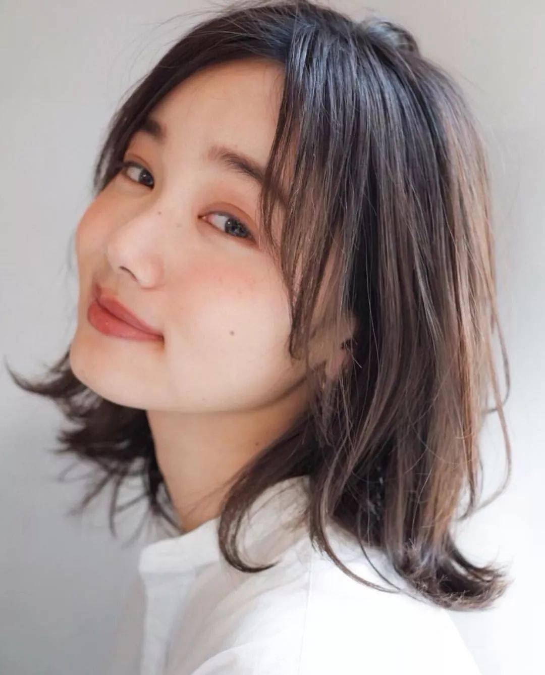 75学生气质齐肩短发,刘海不是标志性的齐刘海,斜刘海 内=内扣显瘦多