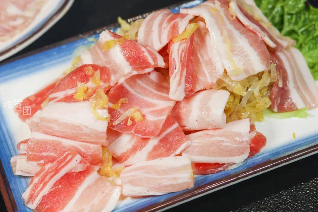 东北烤肉不能没有它们 酸菜和五花肉一起下烤盘,东北烤肉的别致之处