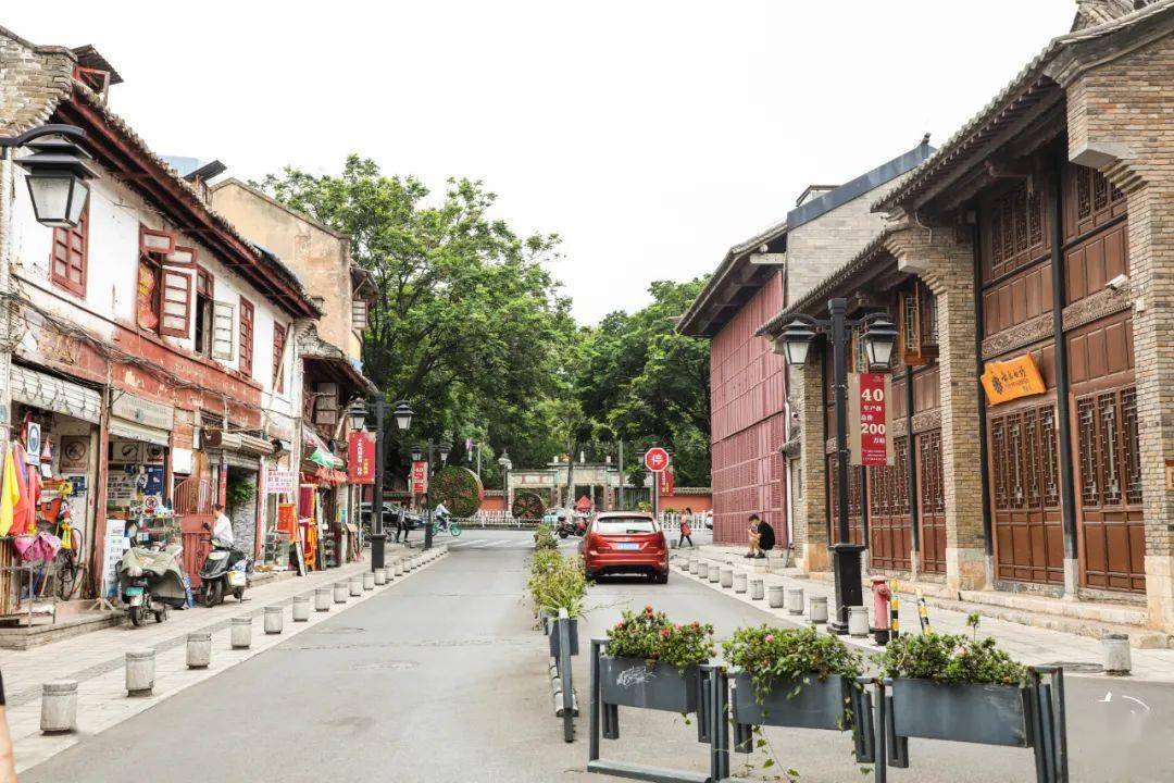 文庙直街也是昆明老街的一部分,和光华街相接壤,文庙直街的路两边是