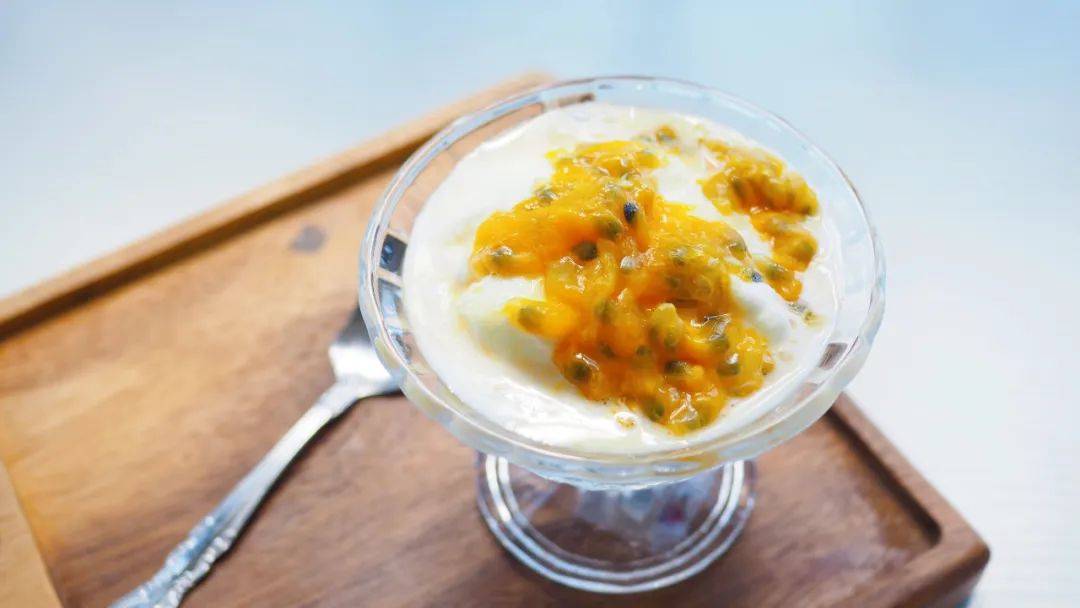 (制作完成的百香果酸奶冰淇淋)