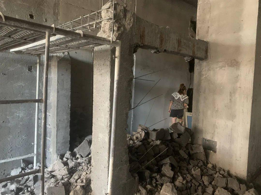 哈尔滨一居民楼承重墙被砸全楼住户无法回家