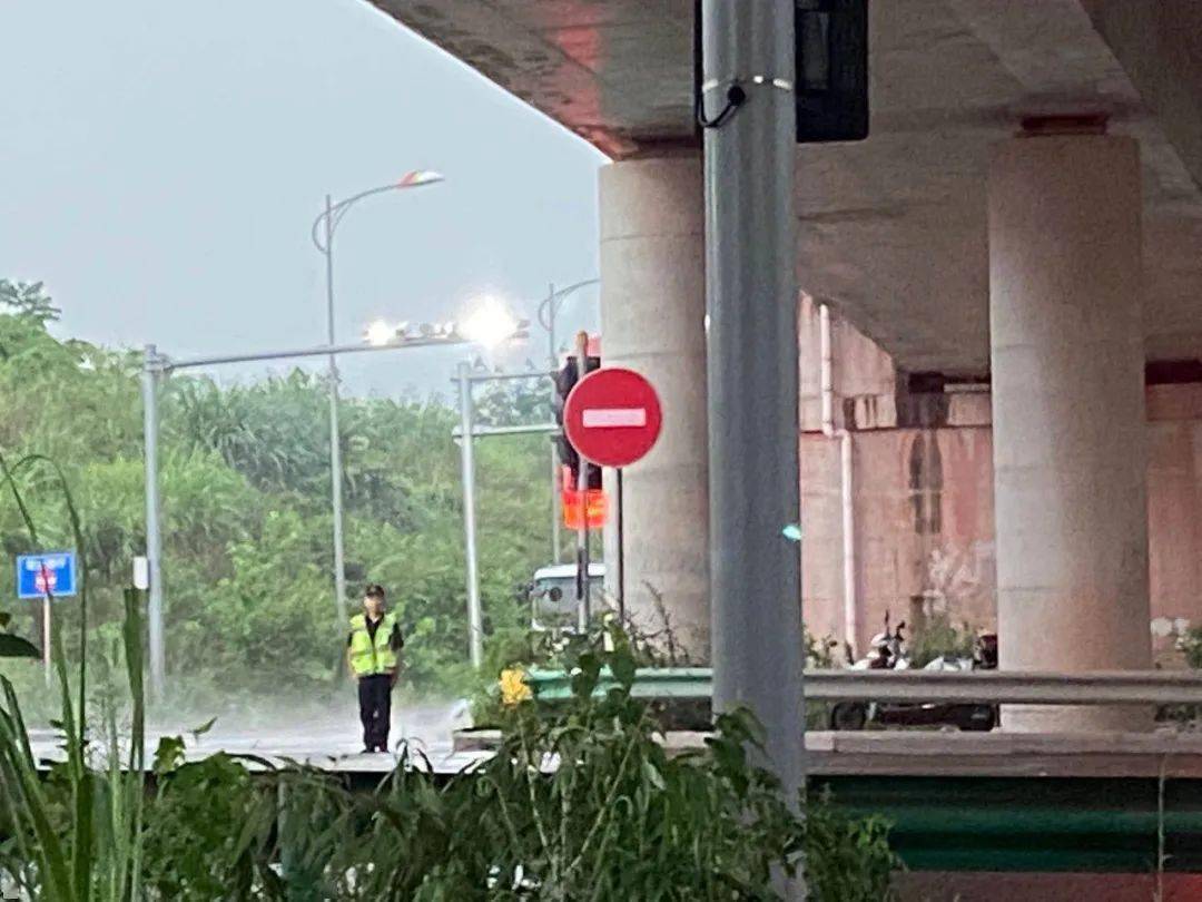 坚守在暴雨之下的重庆机场人