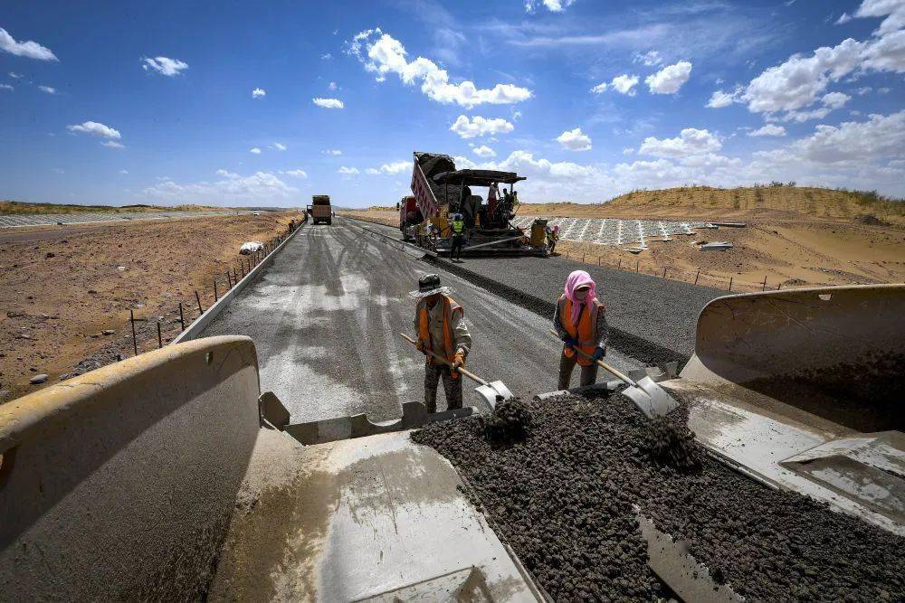 宁夏首条沙漠高速公路 青铜峡至中卫段建设正酣