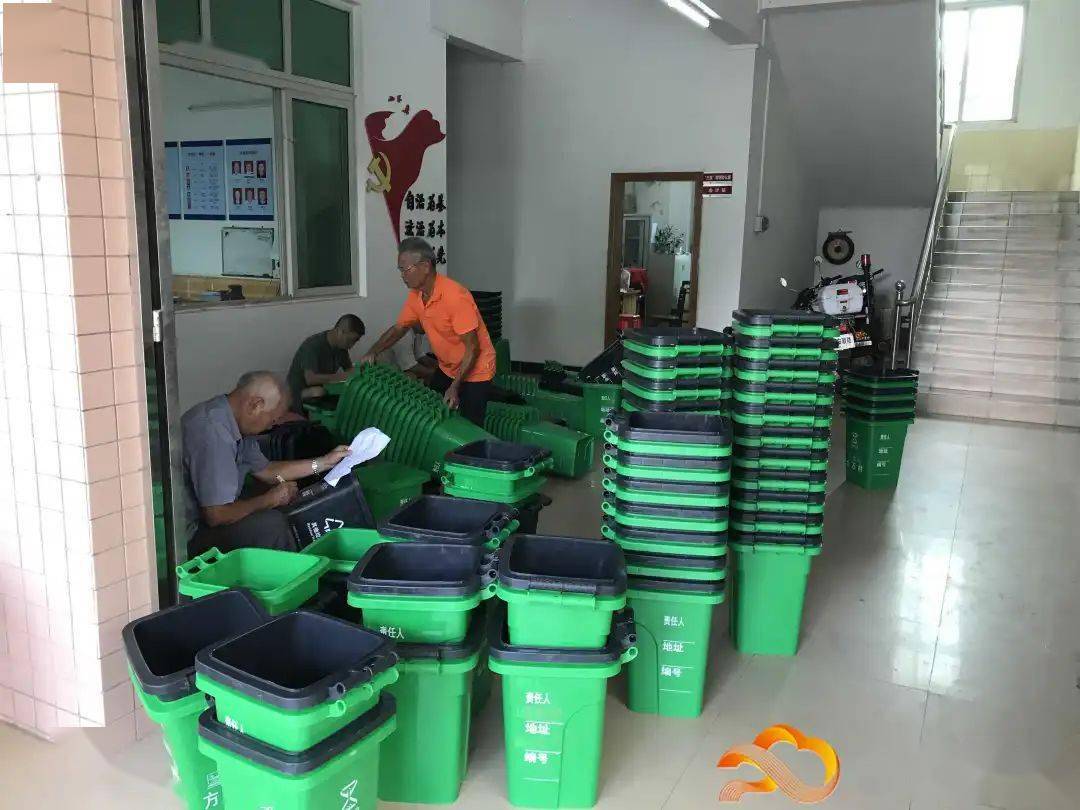 热心方石村6名退休教师为5000多个垃圾桶制作身份证