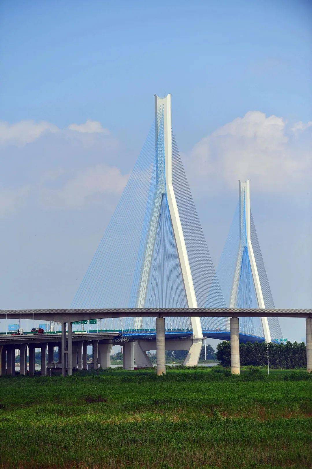 ▼ 武汉地铁16号高架段航拍 16号线高架段上跨四环线沌口长江大桥 美