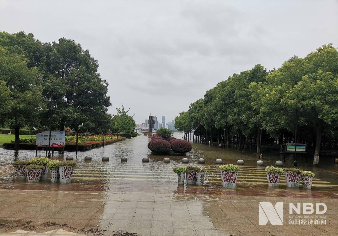 图集|长江武汉段汉口站水位已超警戒线 沿江码头闸口均在加固堤坝