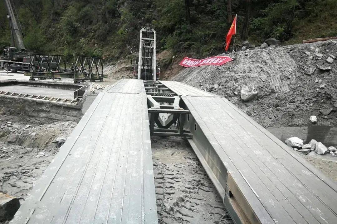 最新丨国道318波密段便桥搭建完毕,具体通行时间为……_人员