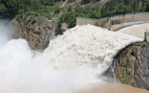 位于甘肃省临夏回族自治州境内的刘家峡水库溢洪道进行泄洪作业(7月12