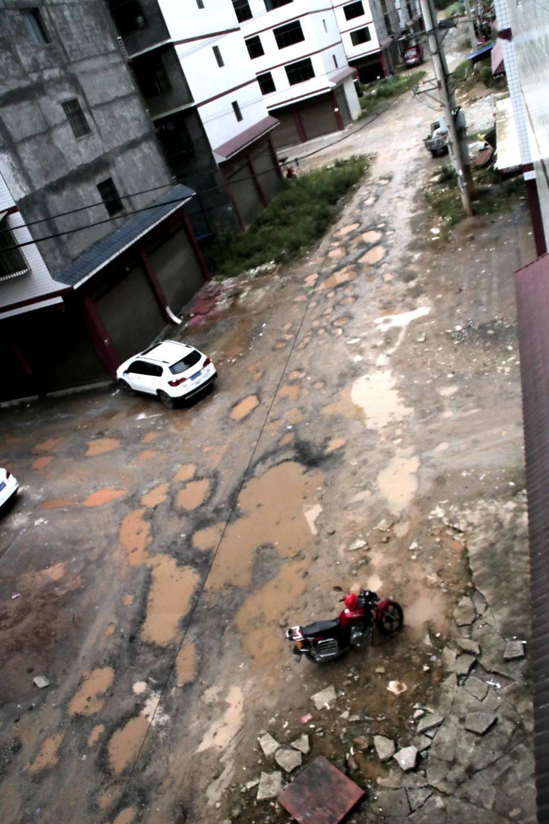 秀山这条路上的炮弹坑太考验车技居民苦不堪言