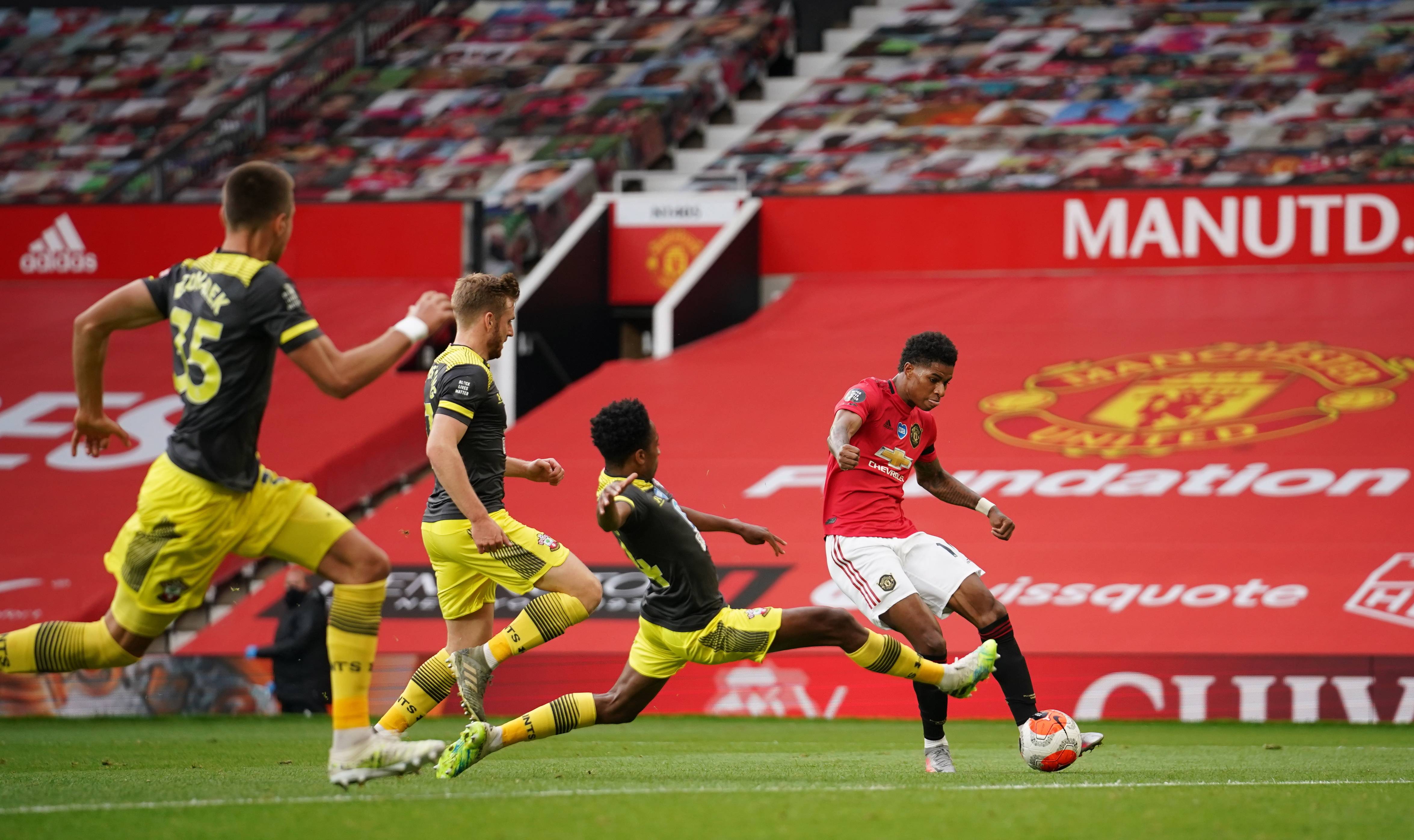 足球——英超联赛:曼联战平南安普敦