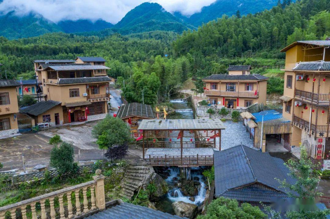 华江瑶族乡高寨村委梁家寨自然村,地处猫儿山脚下,紧临猫儿山,十里大