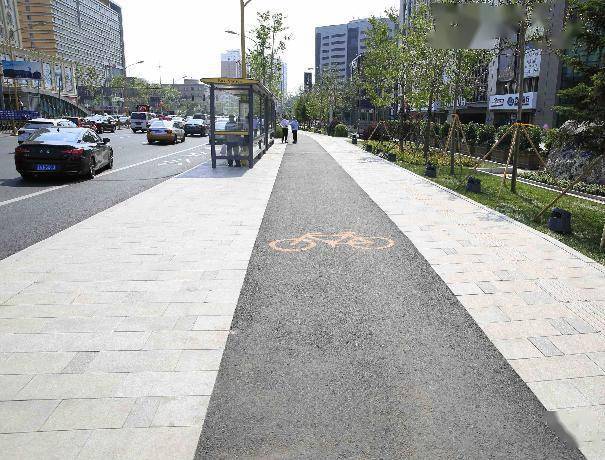 真正实现了机动车道与非机动车道分离,通过慢行系统使非机动车和行人