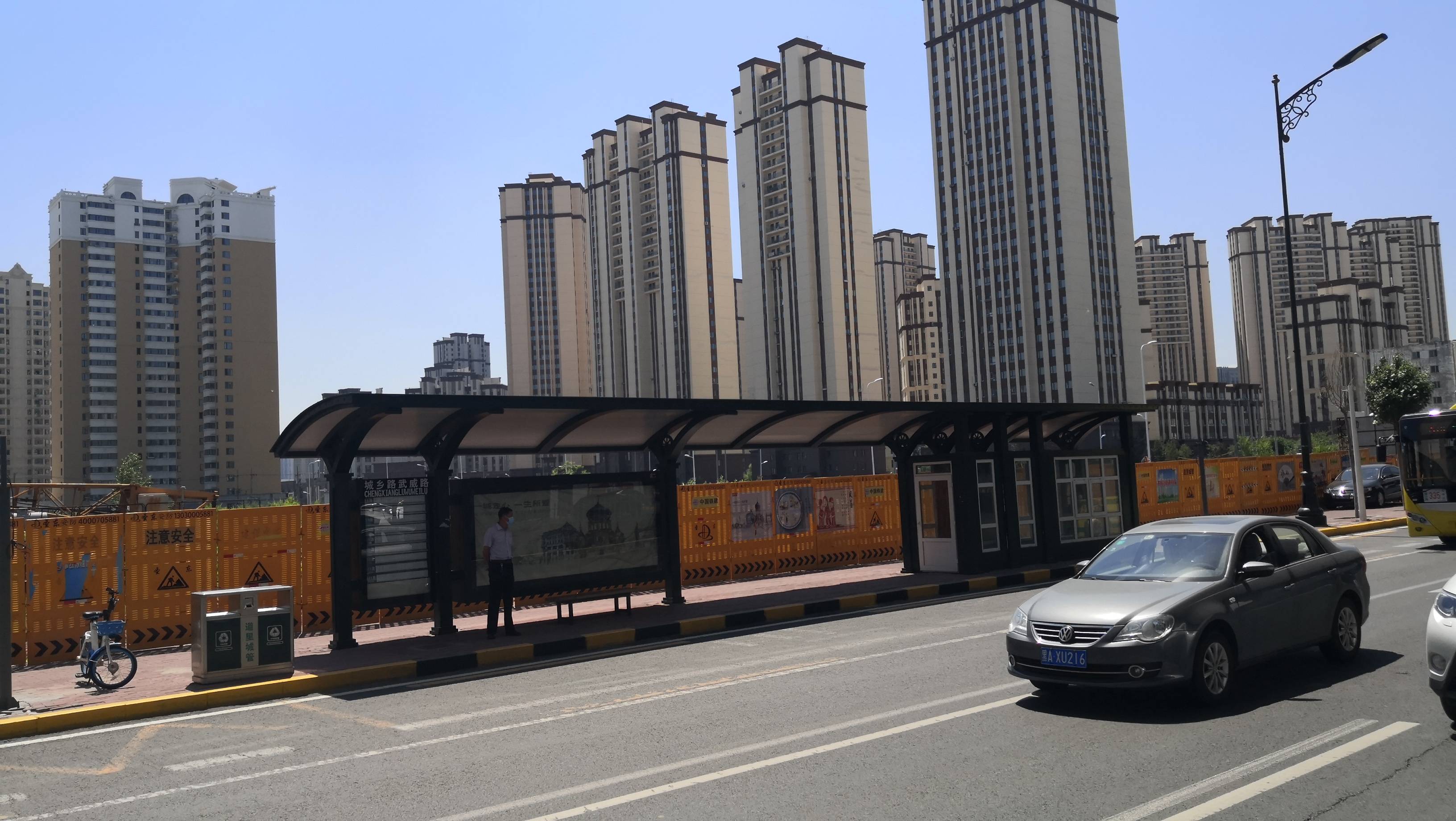 新公交站台设置乘客避风挡雨小屋点赞