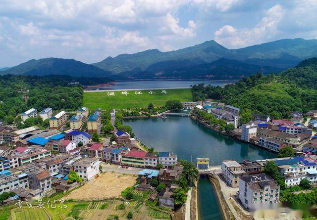 酒仙湖村隶属攸县酒埠江镇,地处湘东中部,罗霄山脉西麓,四周群山环绕