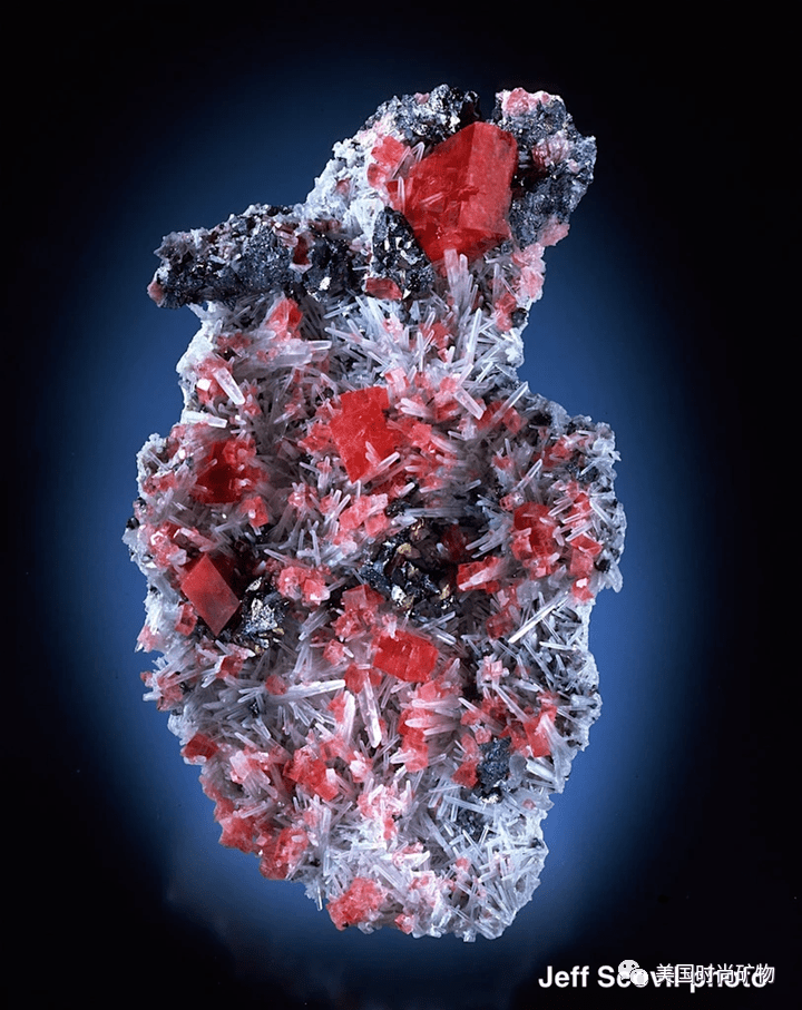 菱锰矿与水晶在少量黝铜矿和黄铜矿的底岩上,角落矿囊(corner pocket)