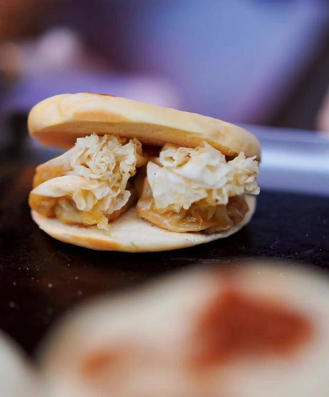 就从这嘴边的烧麦开始 美 食 / 舌尖上的美食——  烧麦  焙子夹烧麦