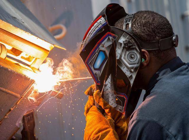 太诡异美舰着火时没人施工火焰突起后上窜高温熔出恐怖大洞