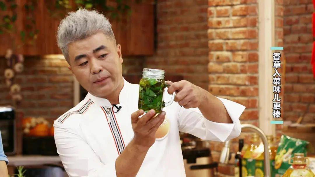 特级厨师—夏天香草鲜鲈-01-鲈鱼剔骨取肉,切成小块,然后放入小葱段