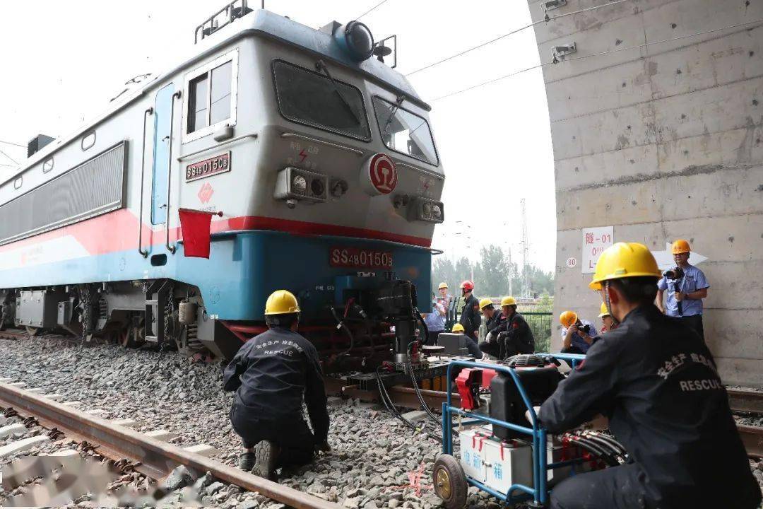倾斜扶正起复07c80车辆道岔脱线起复160t轨道起重机起复和谐内燃机车