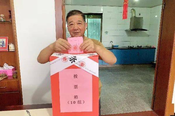 的一票选出了自己心目中满意的代表贴上封条的投票箱各选举站组织有力