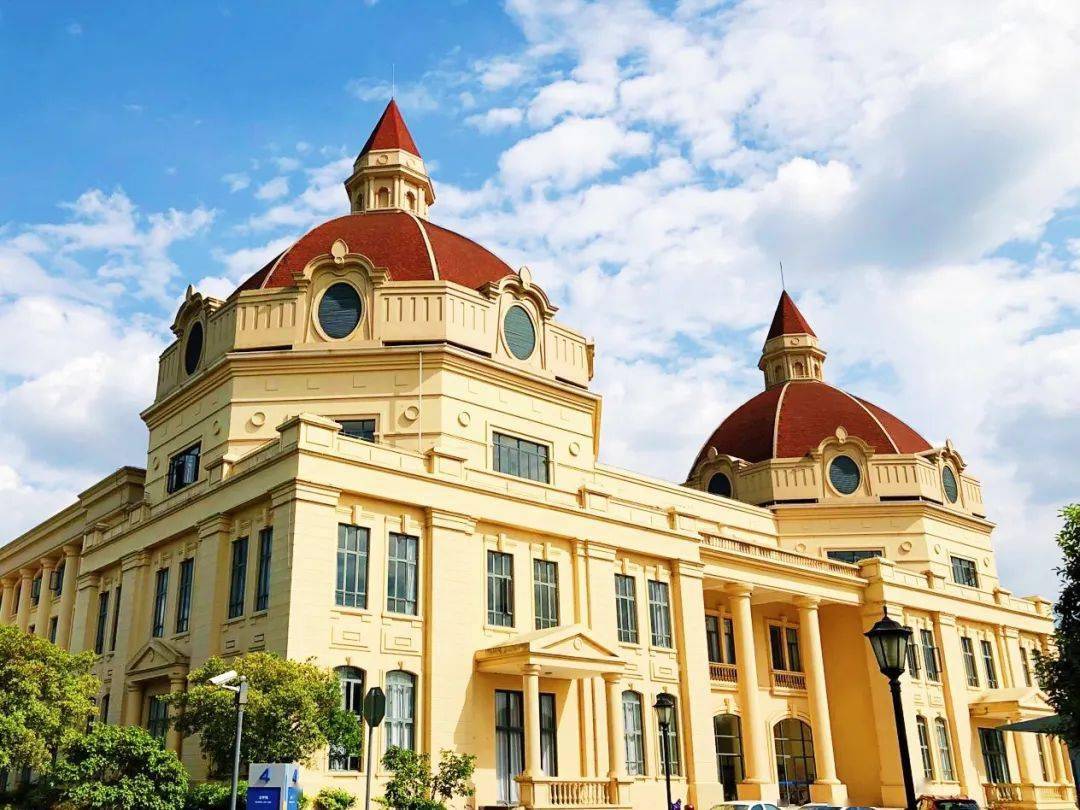 在上海外国语大学的东南角有一座金墙红瓦的建筑——上外法学院(sisu