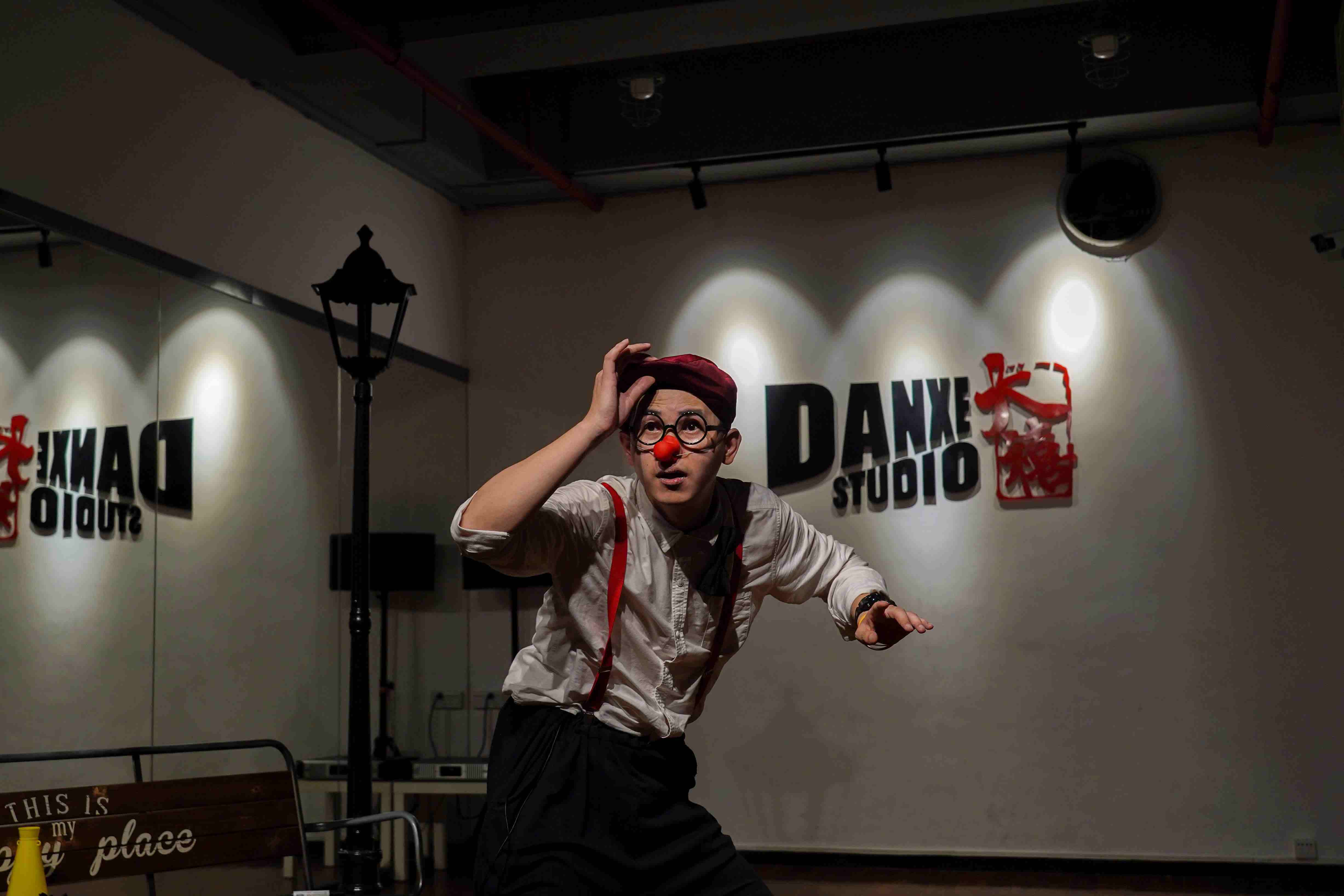 朱君翔在每周六的默剧工作坊表演失业无数次的喜剧演员2018年回到广州