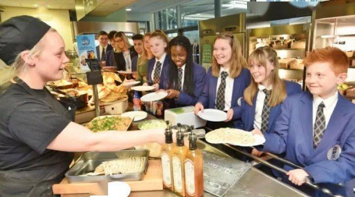 英国贵族学校的食堂也太好吃了吧!