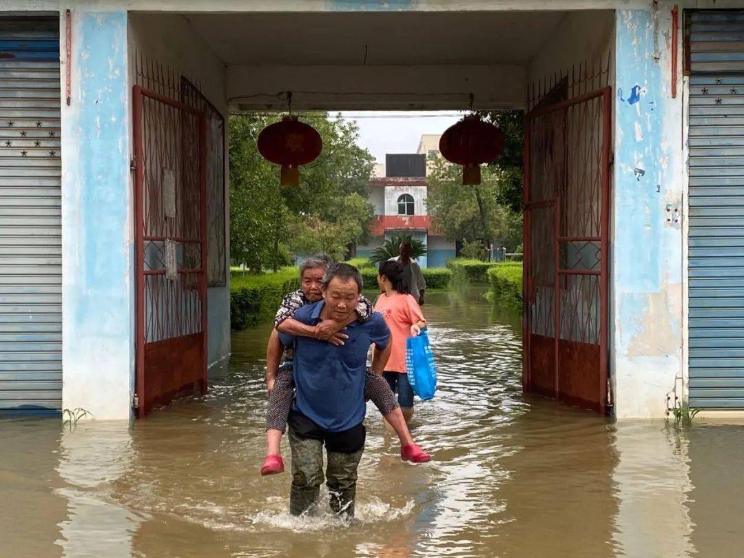 暴雨中为你们坚守樟树市民政局紧急转移受灾敬老院老人