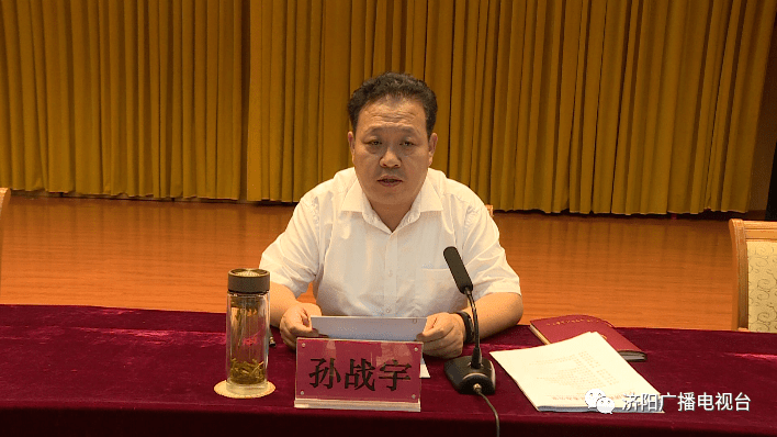 吕灿华强调,各级各部门要立即紧张起来,迅速行动起来,拉开决战的阵势