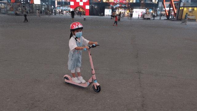小女孩骑滑板车动图图片