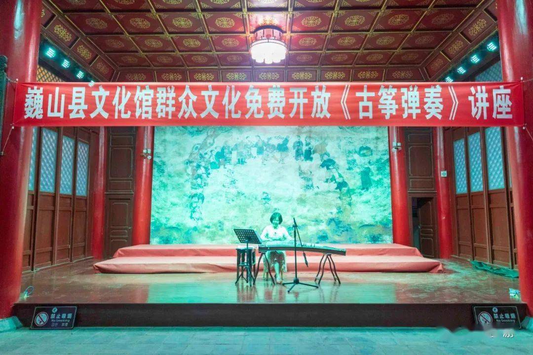 讲座教师为巍山县文化馆群众文化副研究馆员,艺术辅导马艺文老师.