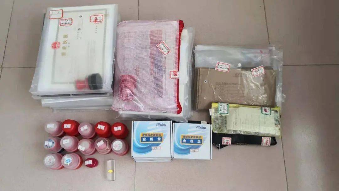 现场扣押银行卡58张,手机32部,u盾20个,印章,合同资料,记账凭证,财务