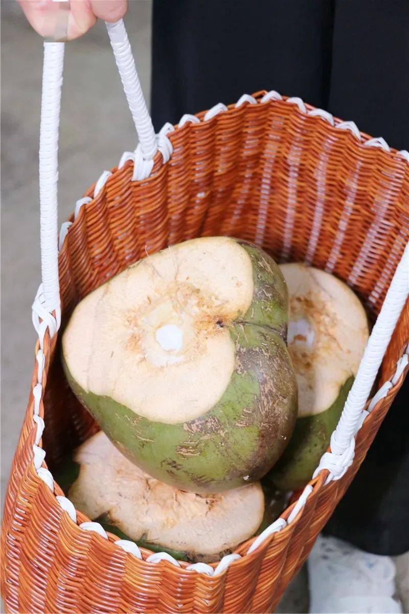 送菜就越多!召唤女生天团!就是这家海南美食餐厅!椰子鸡大餐!